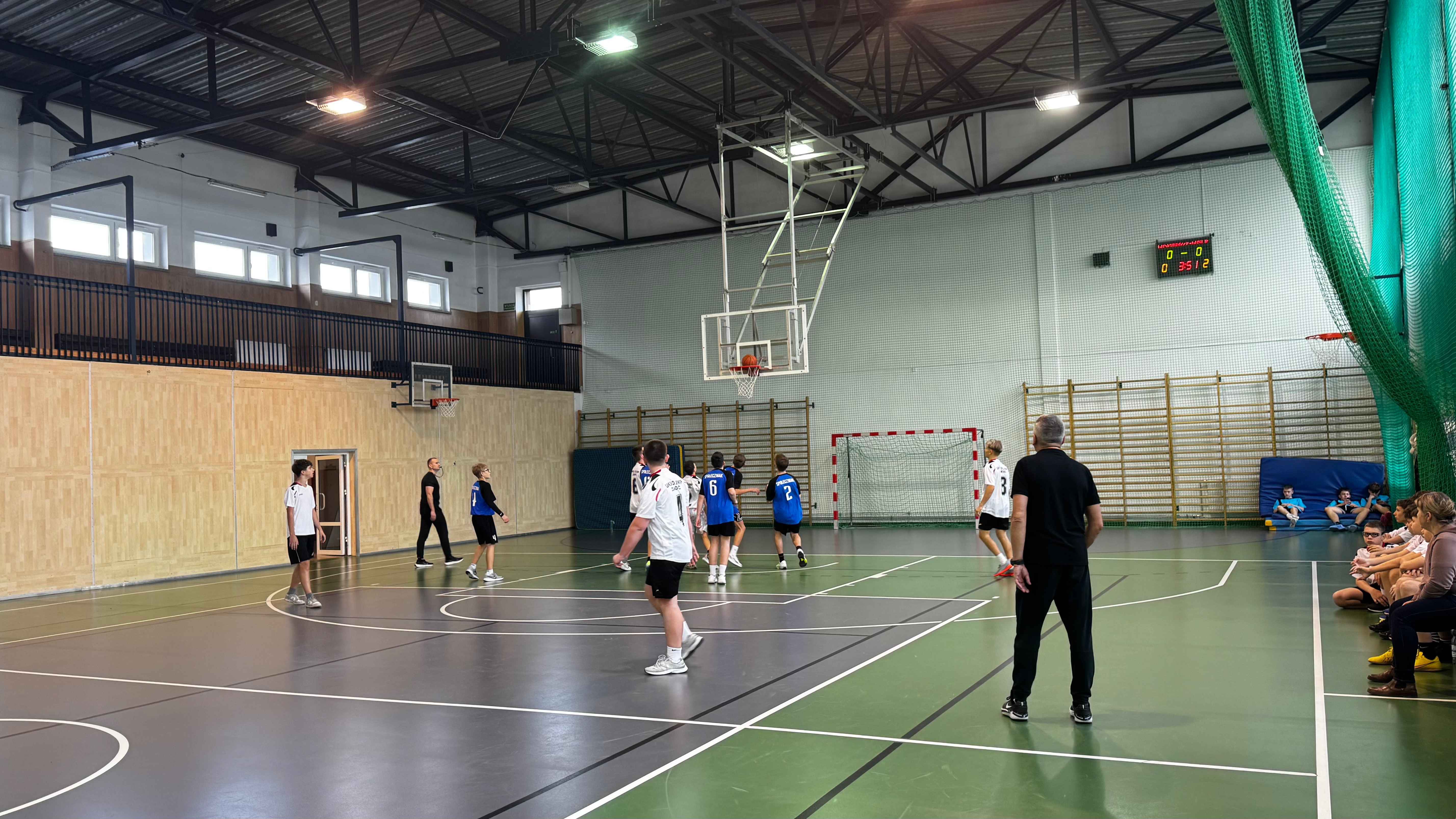 Turniej koszykówki dla uczniów szkół podstawowych – galeria zdjęć